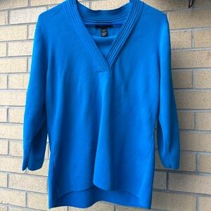 Cable & Gauge Vibrant Blue V-Neck Sweater